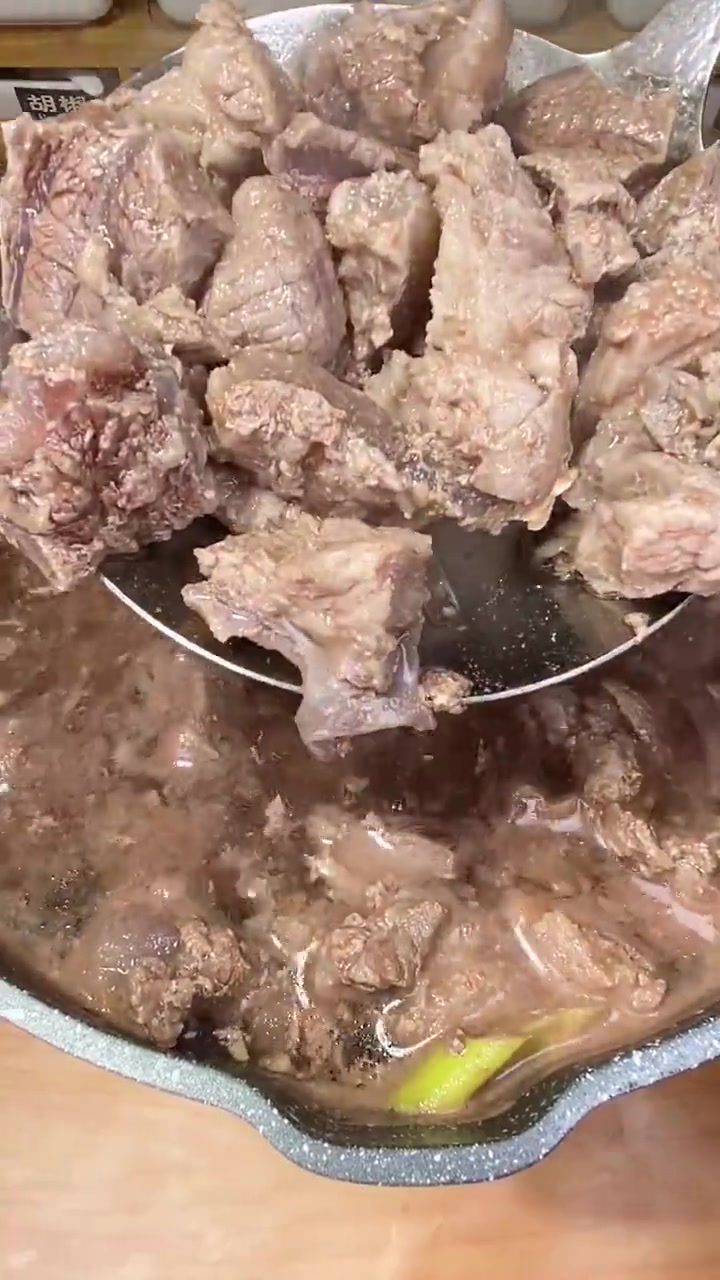 砂锅土豆炖牛肉,秋天来了,来上一盘,香气四溢