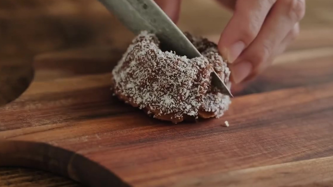 【在家自制澳洲橙子巧克力莱明顿蛋糕】将橙子和牛奶一起打碎成果酱,然后混入面粉,在烤箱中制成