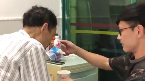 【儿子为癌症晚期父亲弹吉他:想让他缓解疼痛】广东南雄的里森弹着吉他为病床上的父亲唱歌。他说