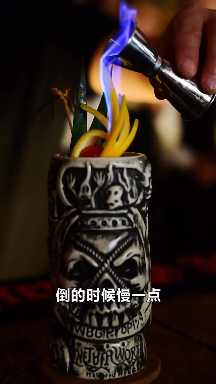 这么有创意的鸡尾酒,一看就价格不菲,杯子也太个性了