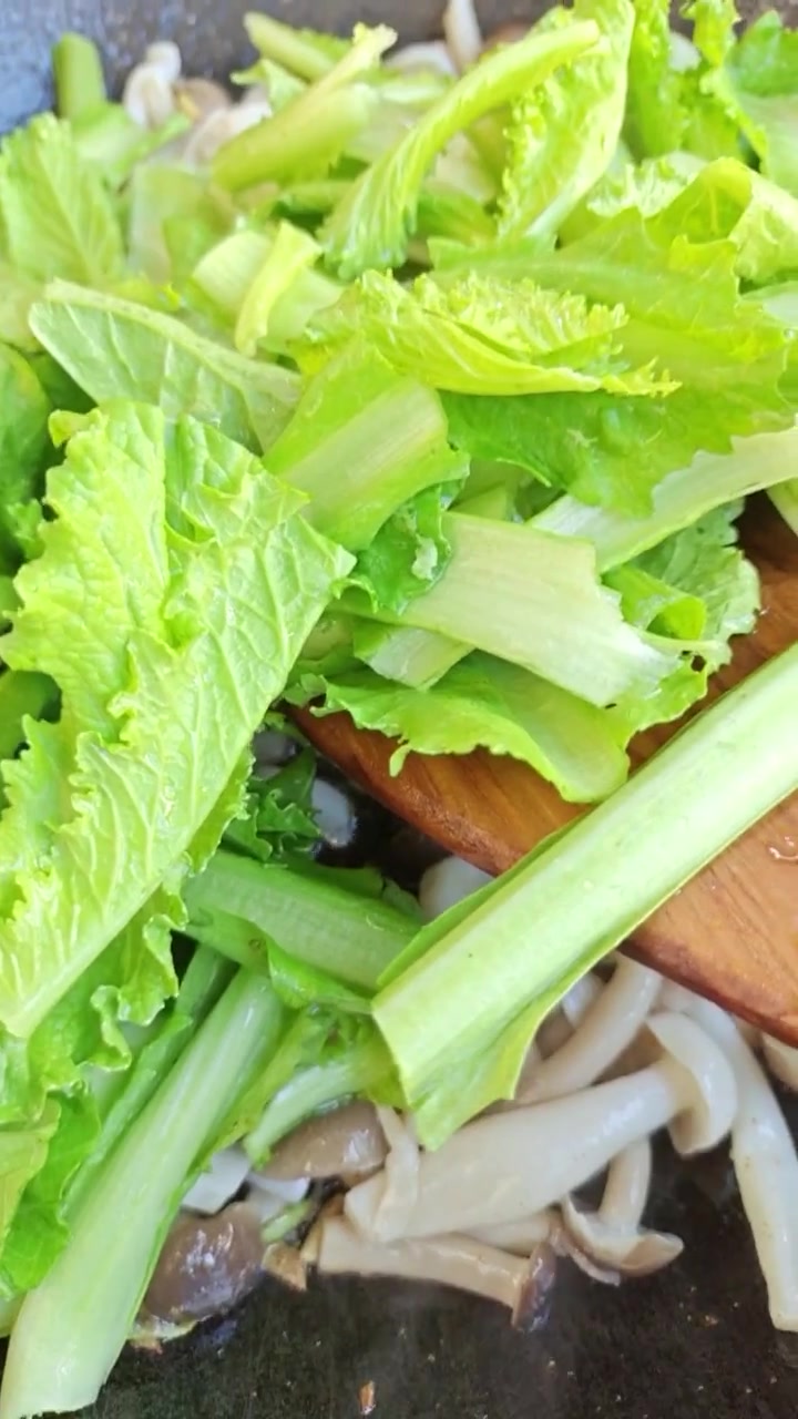 小白菜炒双菇的家常做法教程