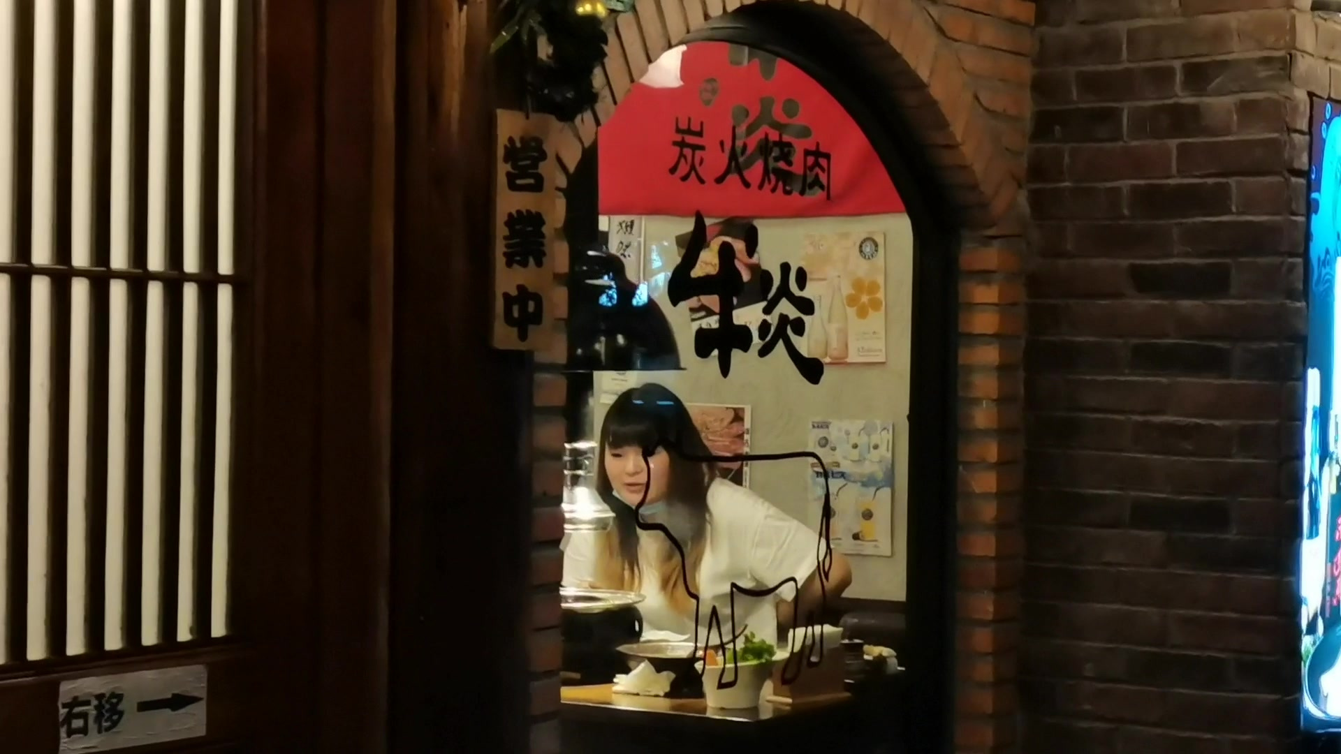 上海的服务业发达,衣食住行休闲娱乐,百姓生活所需要的都有商家经营,竞争也激烈。为了吸引顾客