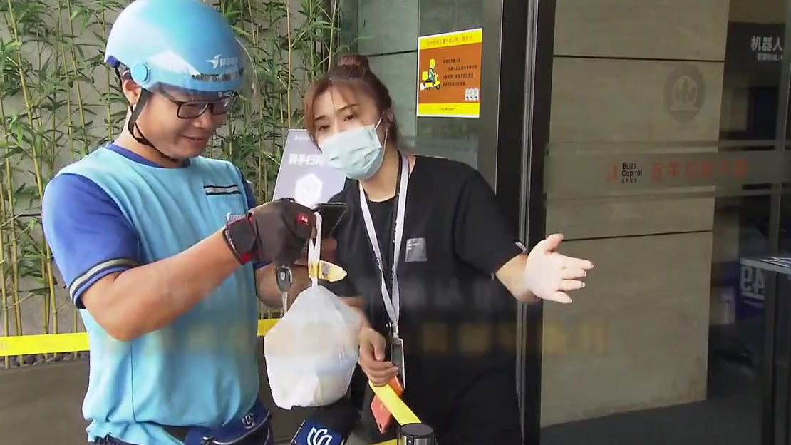 【外卖小哥不用等了!上海商务楼里,机器人接力快递小哥送餐】订餐高峰时,上海不少商务楼里外卖