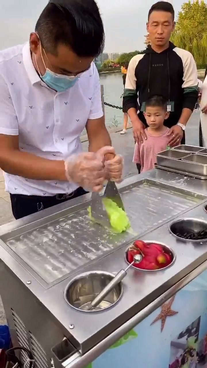 小伙摆摊新创意,用美年达炒酸奶,生意门庭若市!