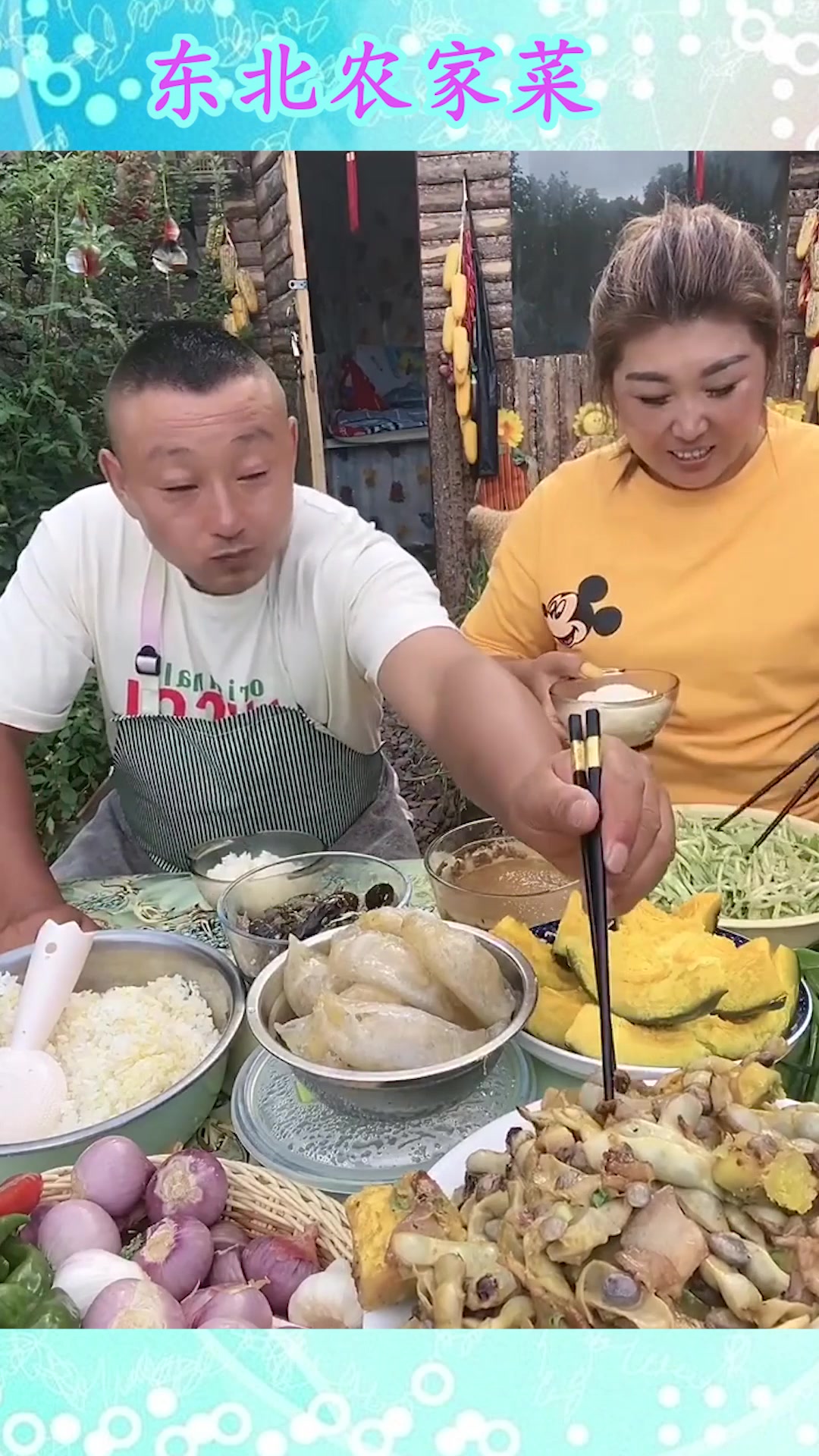 东北夫妻开饭了,住在山里的未必是穷人,吃这么一桌菜真豪横啊!