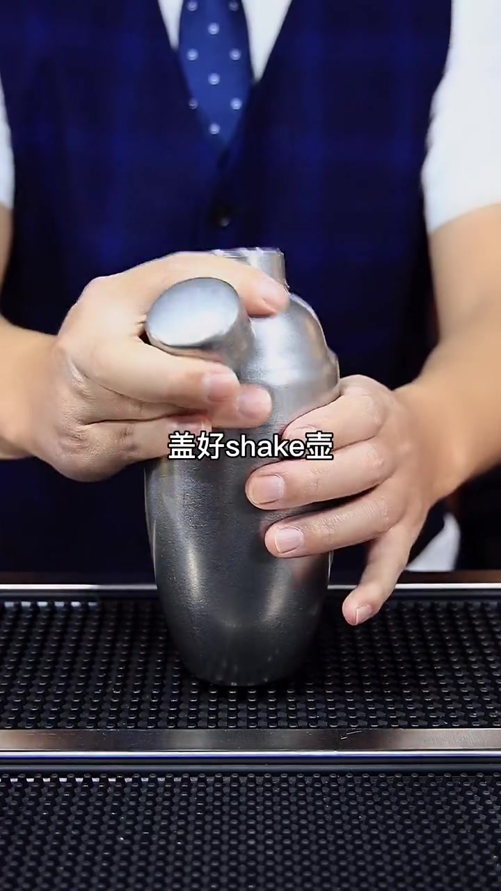 用辣椒做装饰的一杯鸡尾酒,蜂蜜加上柠檬,口味肯定很好