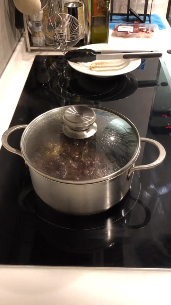 教大家做一个硬菜红酒炖牛肉,牛肉非常好吃,关键是减肥