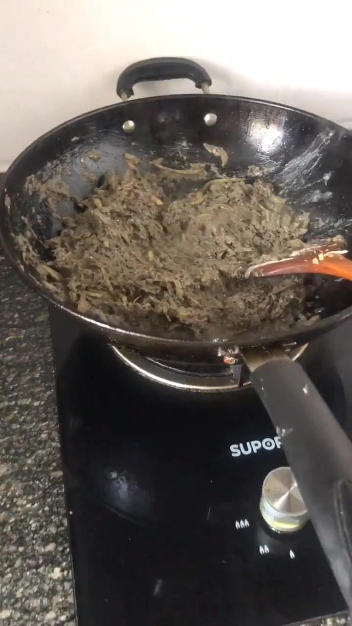 昨天海边买的小鱼儿,今天煮完居然变成一锅沙子了!这是为什么?