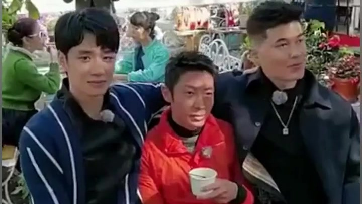 晒的撒贝宁与篮球运动员阿不都沙拉木23 、运动吧少年-刘昊源 的C位照视频版来啦!小撒自侃