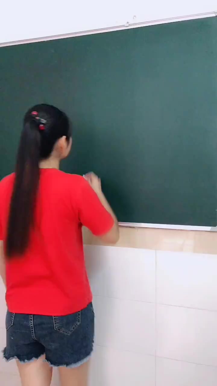 幼师在黑板上画奶茶,没想到两千五的工资,有这样的脑洞!