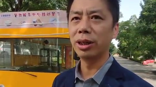 【兰大封闭管理推出移动烧烤餐车,学生足不出校就能吃到美食】9月23日,甘肃榆中。封闭管理期
