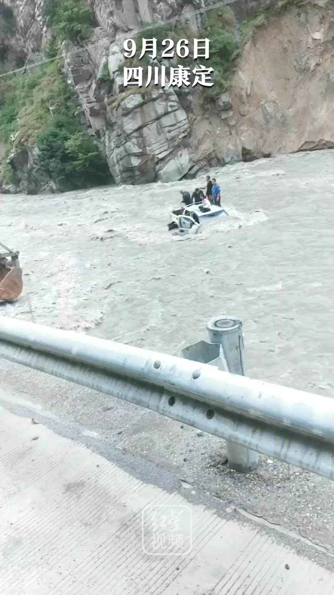一辆皮卡车疑似速度过快冲进金汤河,5人被困车顶,救援场面惊险