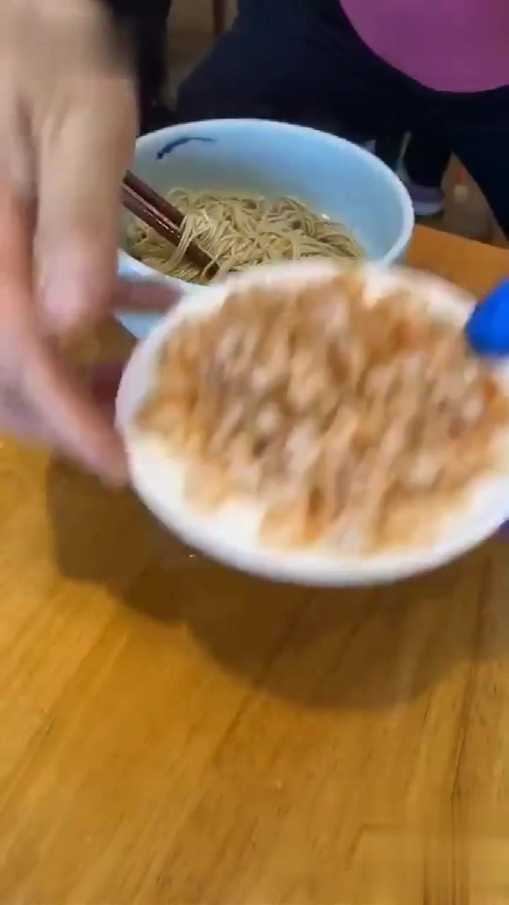 苏州裕兴记面馆,虾仁面128元,看老头拌面!