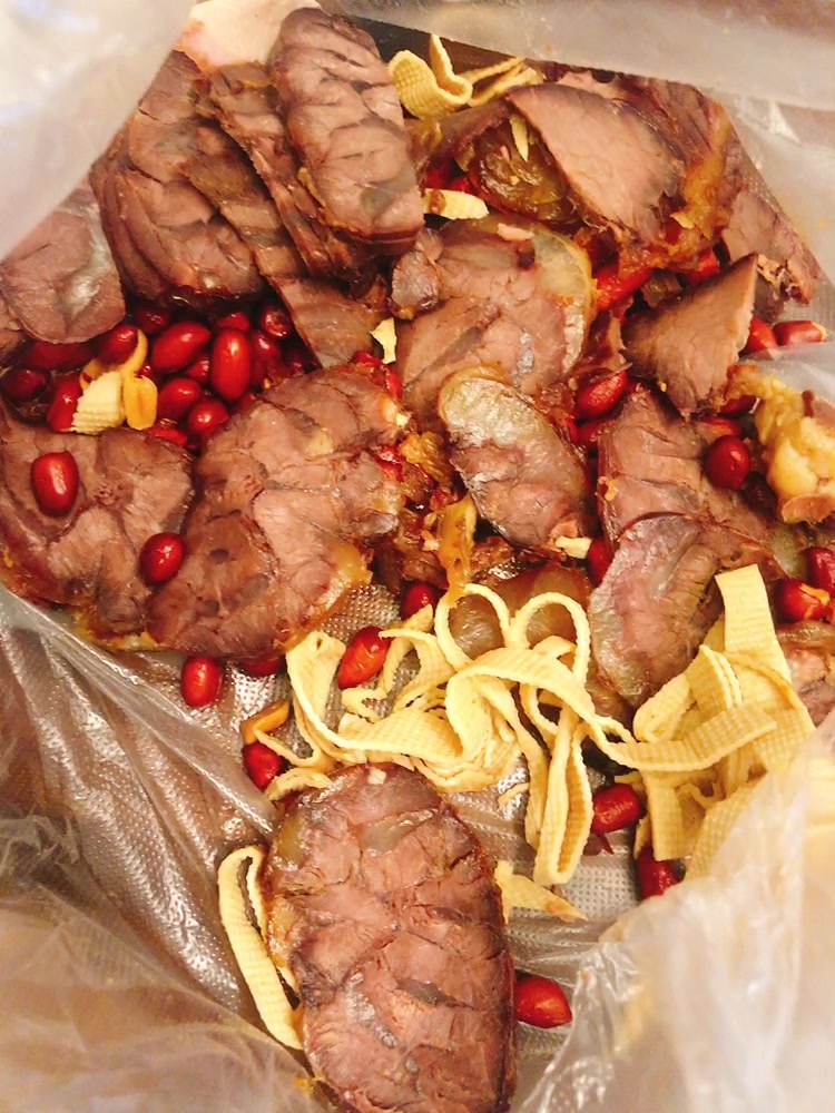 孩子想吃肉了,买的卤牛肉,烤肉卤豆腐凉拌菜这个蘸料太好吃了也