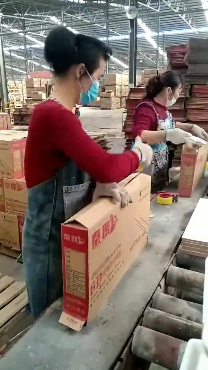 人工包装墙砖流水线,大妈干一天,能拿200工资!