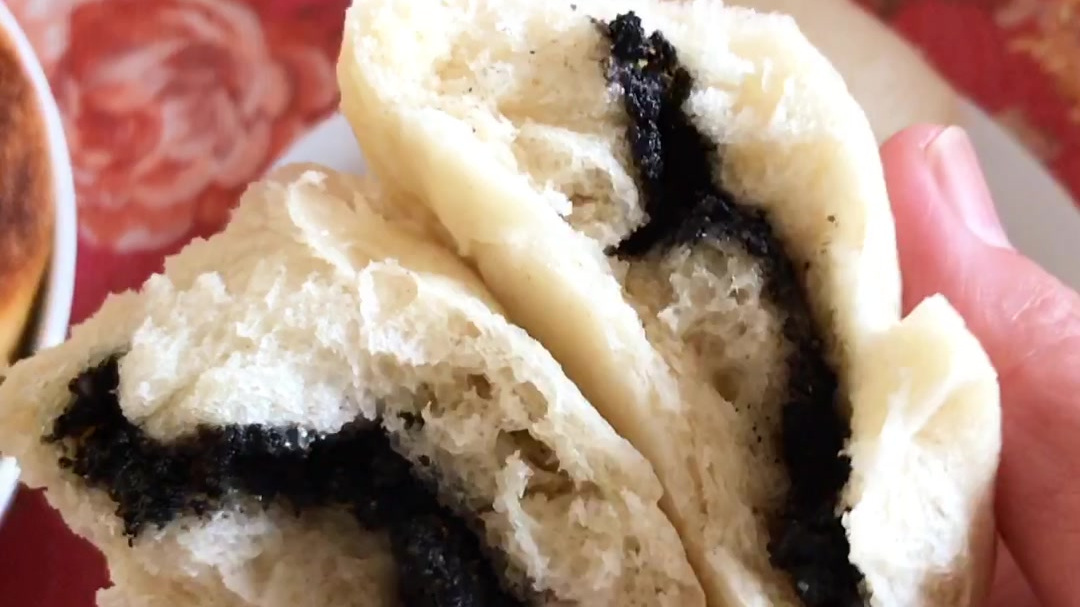 早餐黑到底,黑芝麻包子,黑芝麻烙馍和黑米红豆粥#创作有礼##突然秋天就来了##别样话中秋#