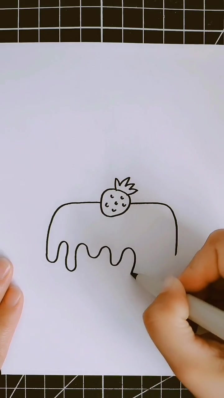 一块草莓味的蛋糕,涂上颜色更加的逼真,你学会了吗?