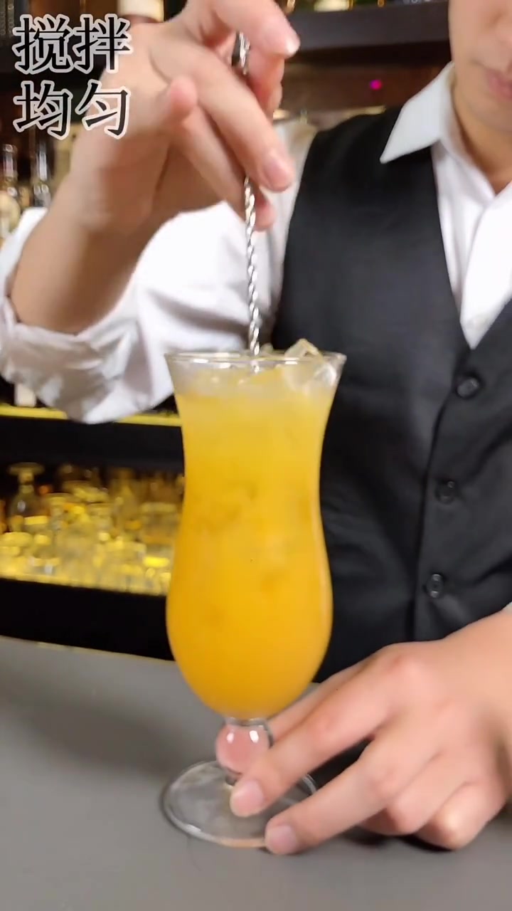 经典鸡尾酒“龙舌兰日出”,颜色和名字确实很符合