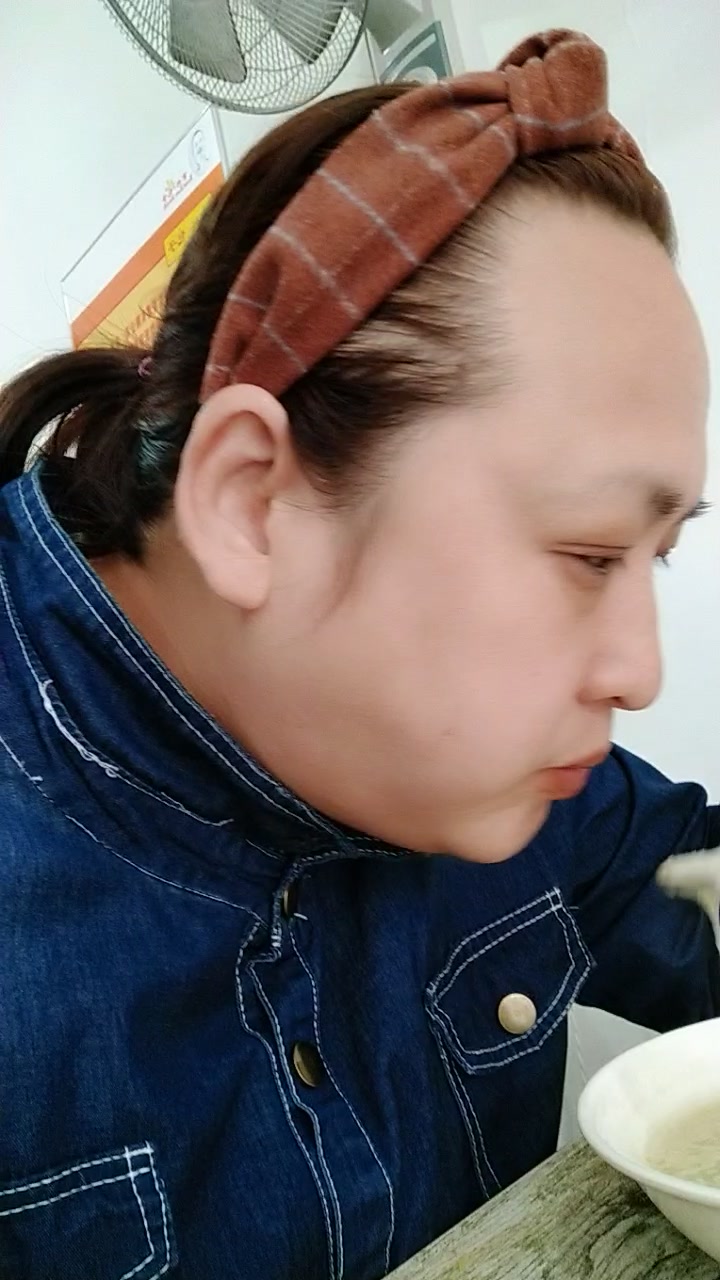 胖妞早餐,3个大包子一碟咸菜一碗粥,吃饱