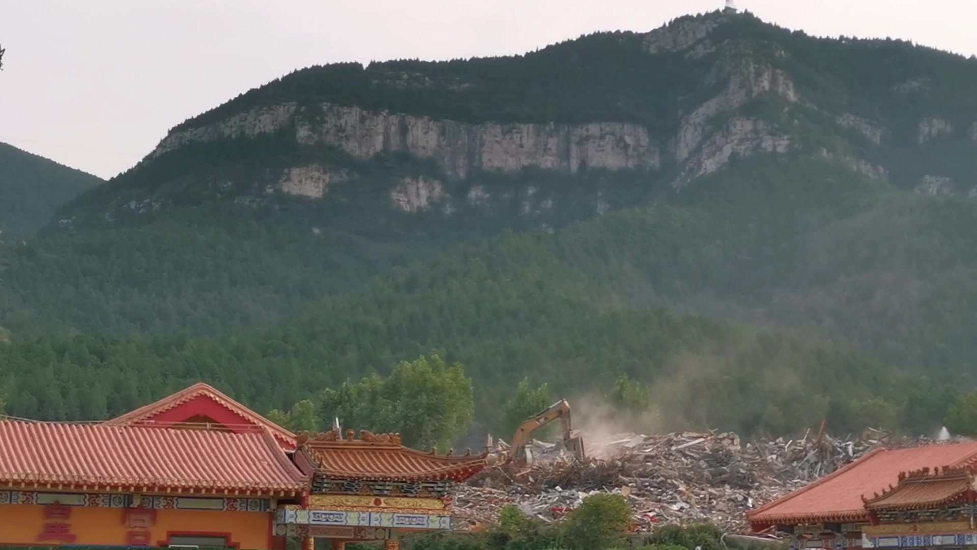 座落于济南南部的济南黄宫大酒店现正在拆除中。 它的周围有千佛山、佛慧山、开元寺和大佛头等风
