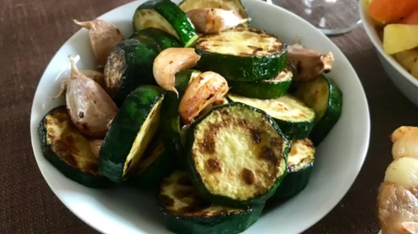 在吃烧烤的时候,不仅仅有肉类,还有蔬菜,现在就用西葫芦为例来示范。 #短视频打卡挑战赛# 