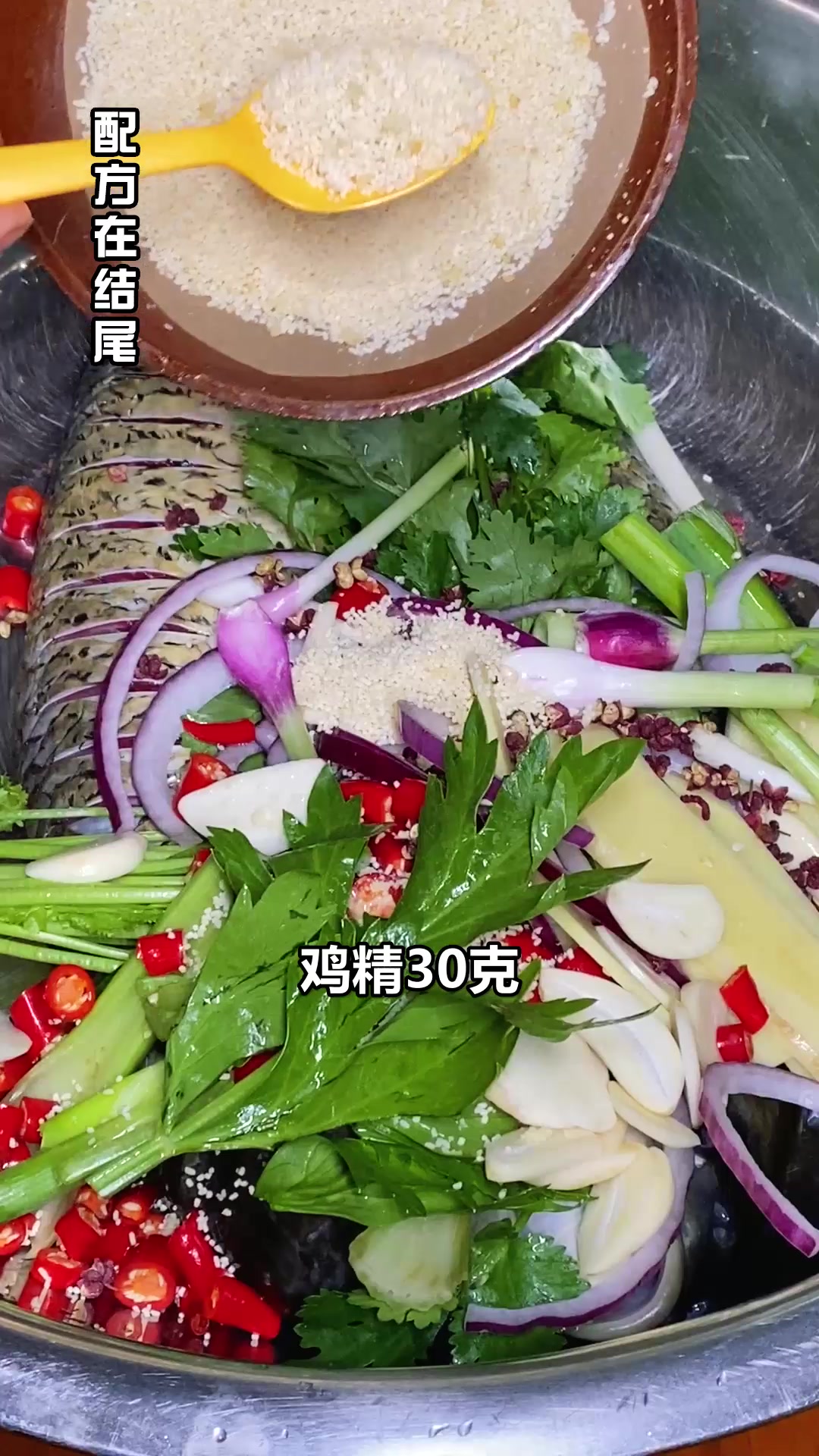 万州烤鱼,烤之前还有一个重要步骤——腌制,做出来的烤鱼才入味