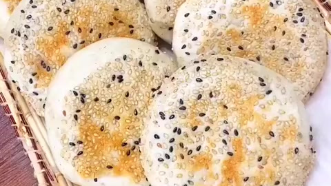 【#自制美食# 芝麻椒盐烧饼】自制主食这事,是不是听起来特别靠谱?我们说的不是米饭哈,而是