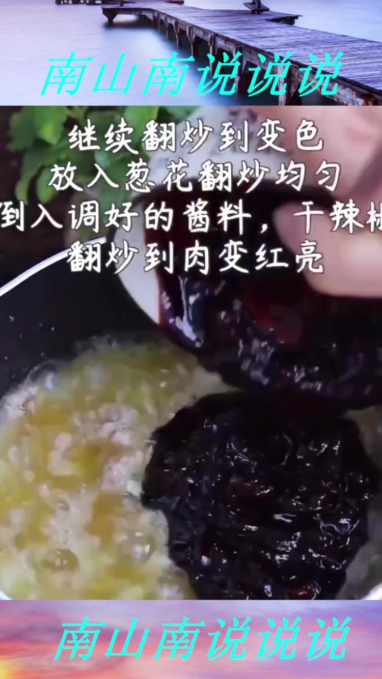 这才是真正的老北京炸酱面,看着就让我食欲大振,一直咽口水