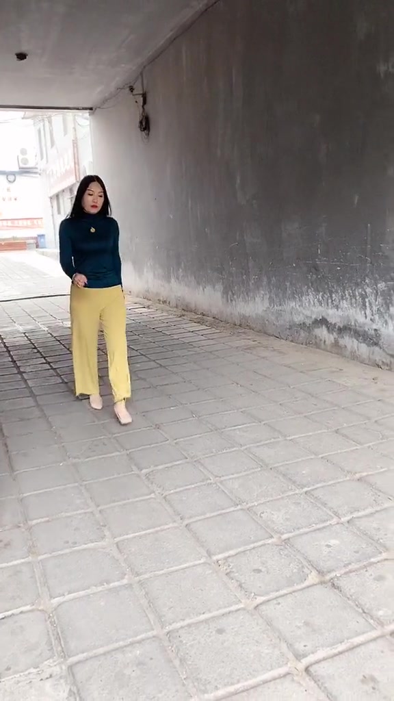 休闲装大姐,气质真不错