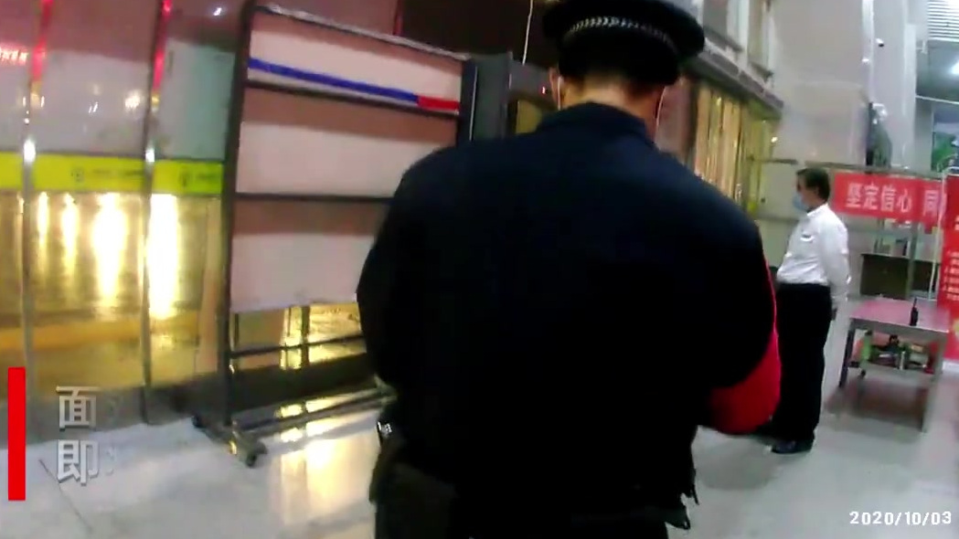 近日,湖南湘潭,13岁男孩小袁与“朋友”玩游戏对战输了,对方要求他用手机抵押,他不敢和妈妈