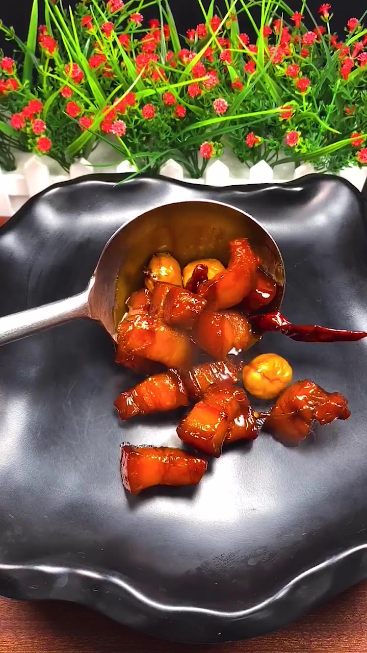 板栗红烧肉的家常做法,肥而不腻看着就流口水