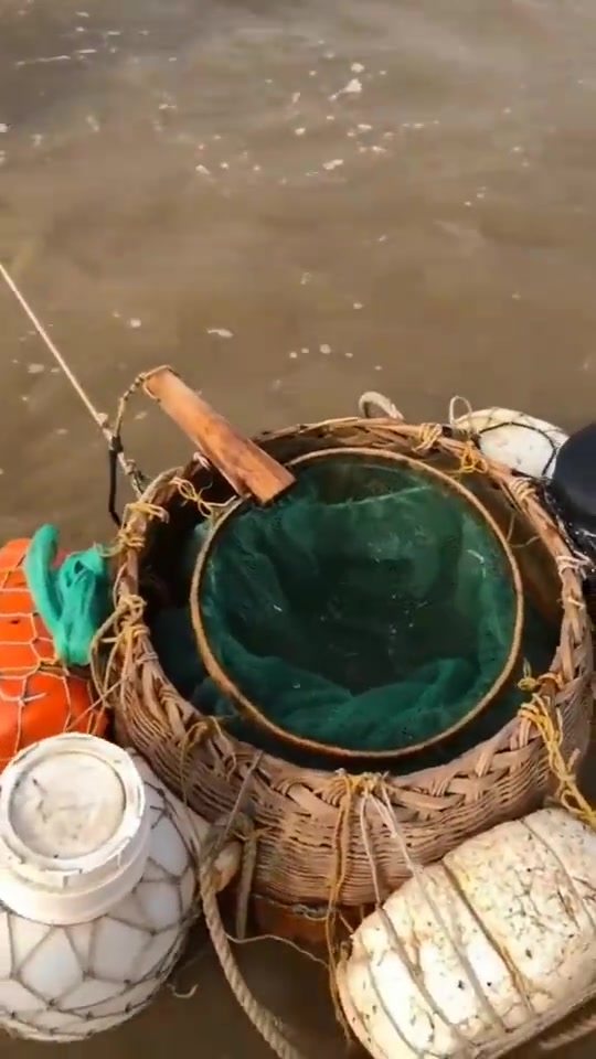 这种捕鱼虾的工具你见过吗,现在已经很少见了