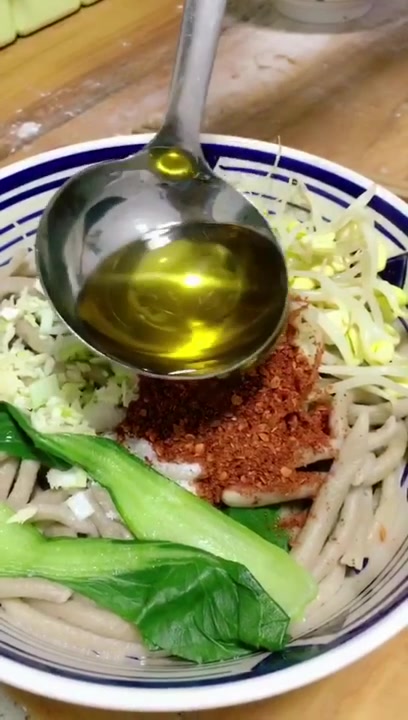 陕西老乔今天教大家陕西特色油泼荞面搓搓教程,粗粮对身体好