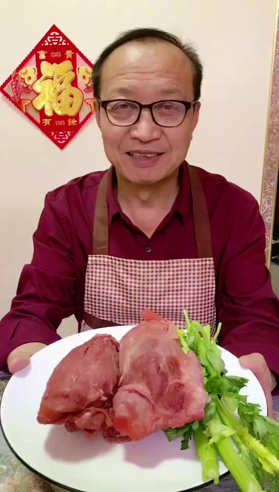陕西老乔今天教大家陕西年夜饭凉菜:凉拌腊牛肉做法。新年快乐