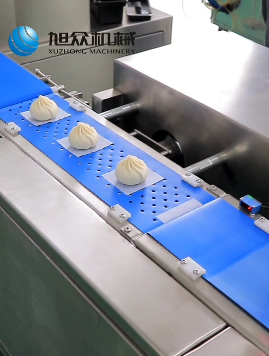 包子机负责包包子,垫纸机负责垫上纸,排盘机负责摆盘,流水生产