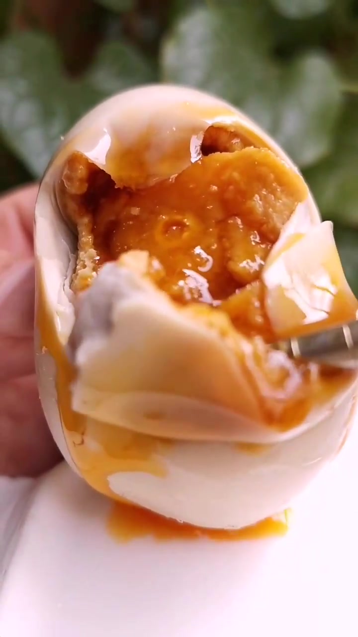 这才是真正的咸鸭蛋,戳破那一刻,忍不住流口水了