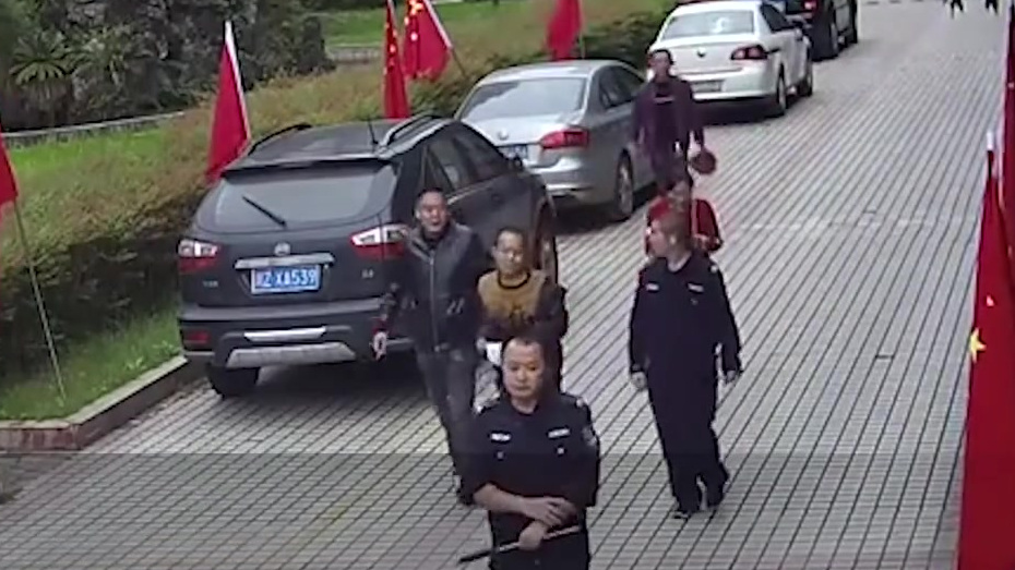 据民警介绍,10月6日14时许,权某(男,33岁,东坡区人)在眉山市东坡区阜成路万景进园售