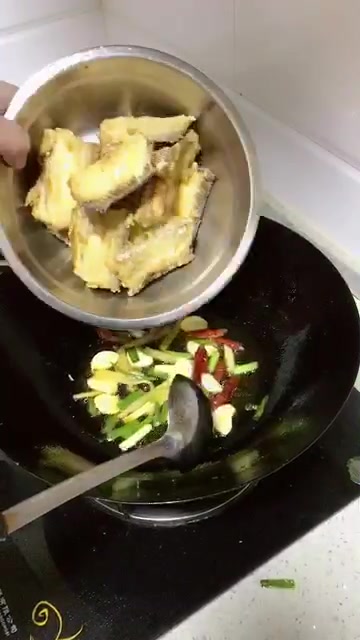 陕西老乔今天教年夜菜红烧带鱼做法,小伙伴在年夜饭上露一手