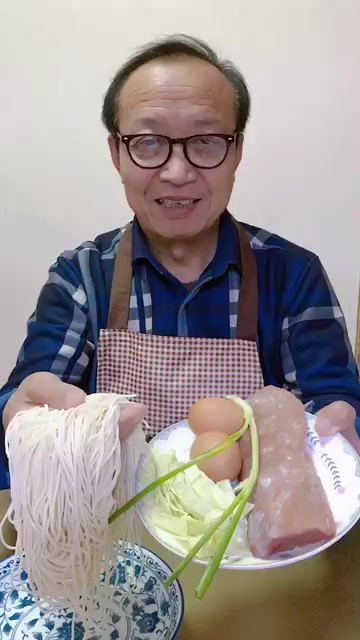 陕西老乔今天教大家非常好吃的麻辣酥肉面做法,味道聊咋咧