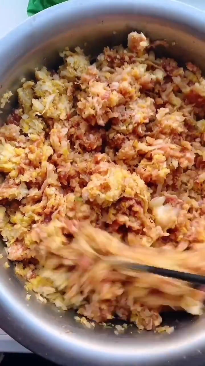 农村大哥蒸玉米面饺子,掀开锅盖的那一刻,配上酒我能吃两碗