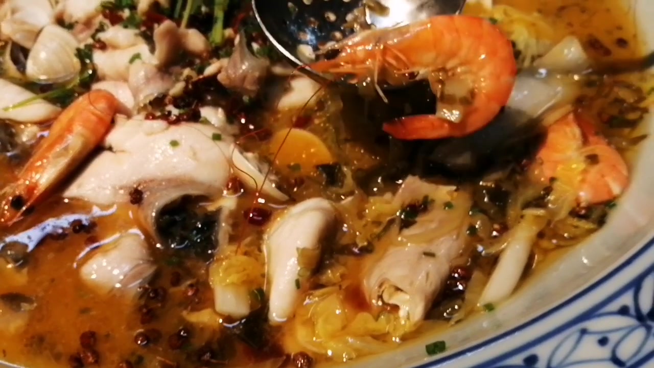 #我是美食家# 用10几斤重的草鱼和虾、海螺做的海鲜金汤无骨鱼,好大一盘啊!快去潮御卤卤有