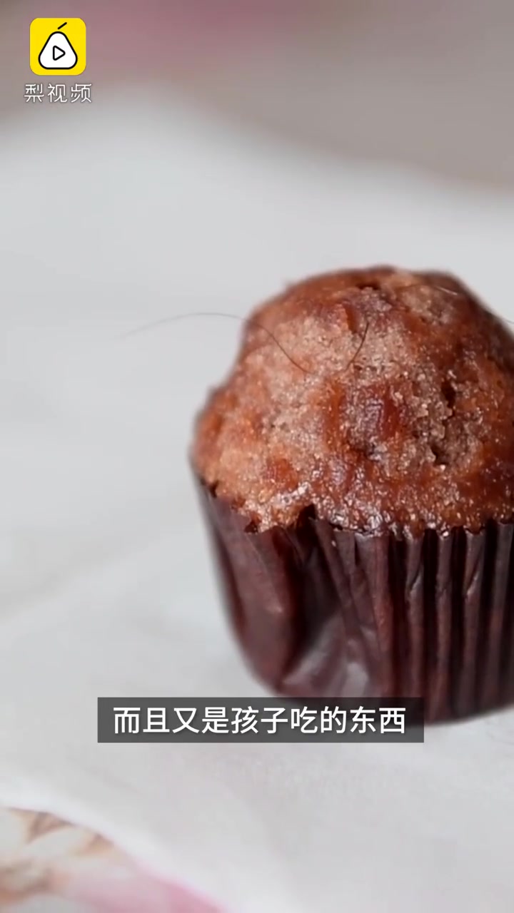 顾客称买蛋糕发现不明毛发,厂家:不能确定是我们的东西