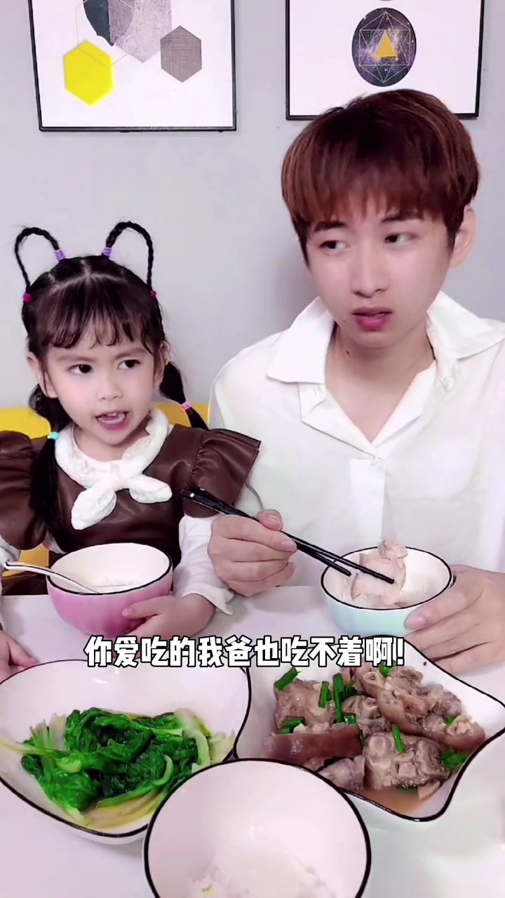 搞笑视频:妈妈把肥肉给爸爸吃,接下来女儿的神回复绝了