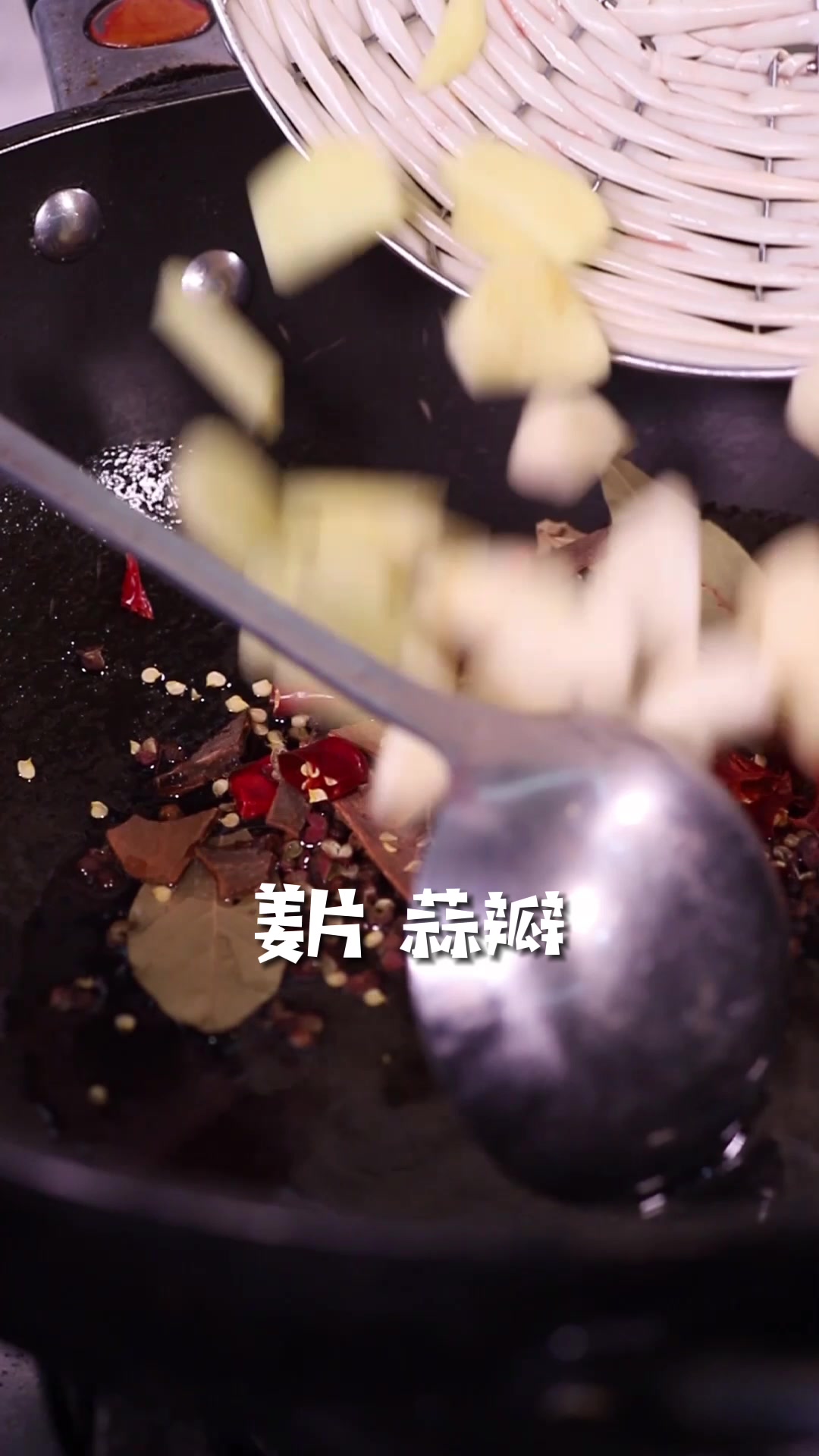 逐渐变冷的日子里,就该来一锅牛肉锅仔!