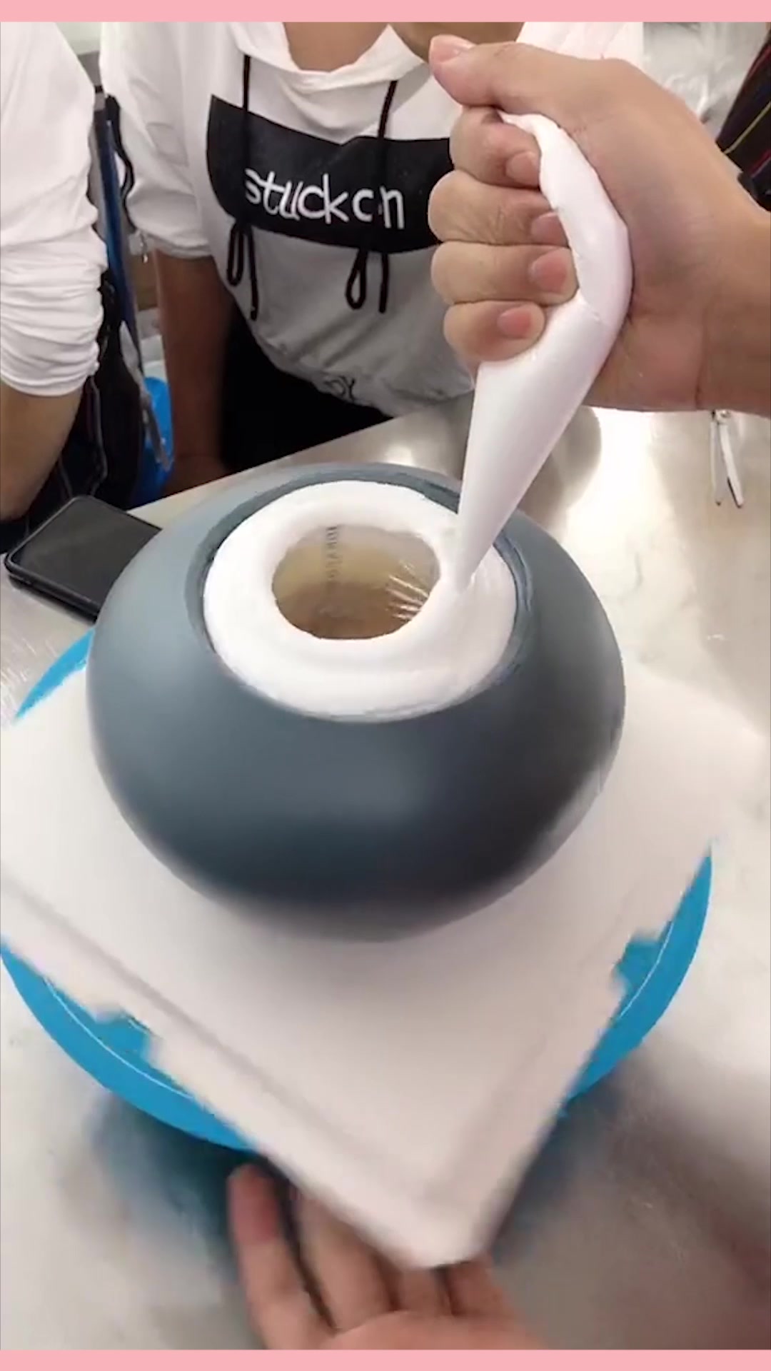 这个蛋糕太到位了,真有创意,有才有酒有朋友