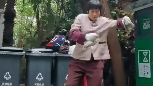 【动感十足!保洁大姐活力四射跳霹雳舞】西安47岁的杨大姐是一名小区保洁员。杨大姐的业余爱好