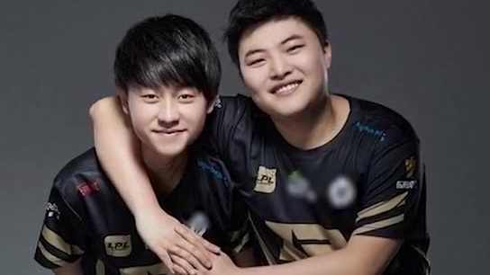 #动态创作者扶持计划# #英雄联盟S10# #短视频打卡挑战赛# 英雄联盟RNG战斗与麻辣