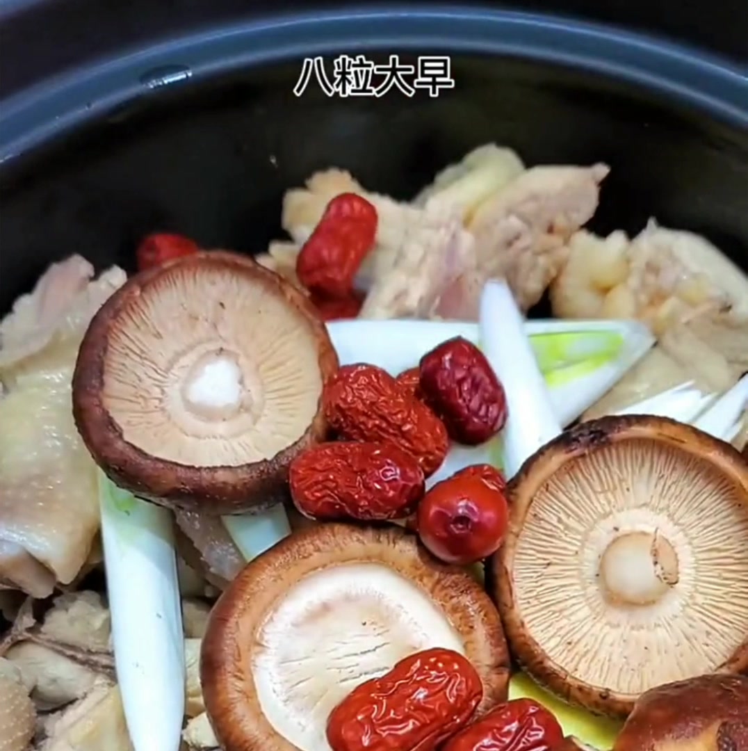 鸡汤加这些配料很有营养,味道也很棒