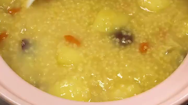 【每天一碗苹果小米粥,营养又暖胃】天气转凉,很多人手脚冰凉、怕吃凉食的“老毛病”又犯了。这