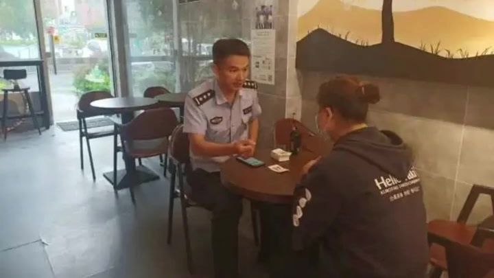 【杭州派出所跟奶茶“搞联名”了?是真的!】近日,浙江杭州,西湖区双浦派出所民警王凯无意间想